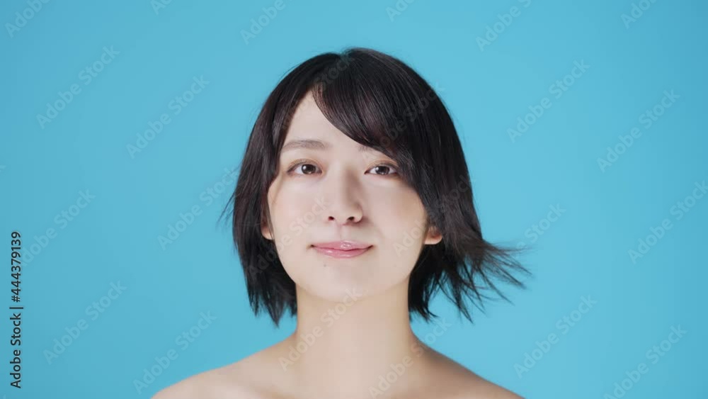 髪を風になびかせるショートヘアの女性　ヘアケアイメージ 