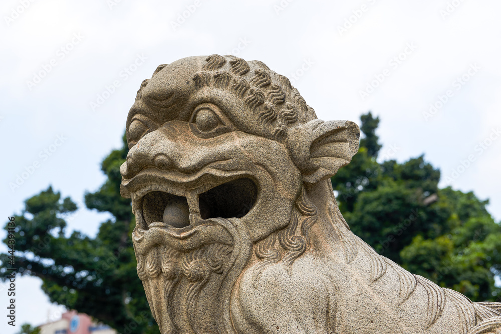 Obraz premium A close-up of a stone lion in the Chen Clan Temple in Guangzhou, stone carving art