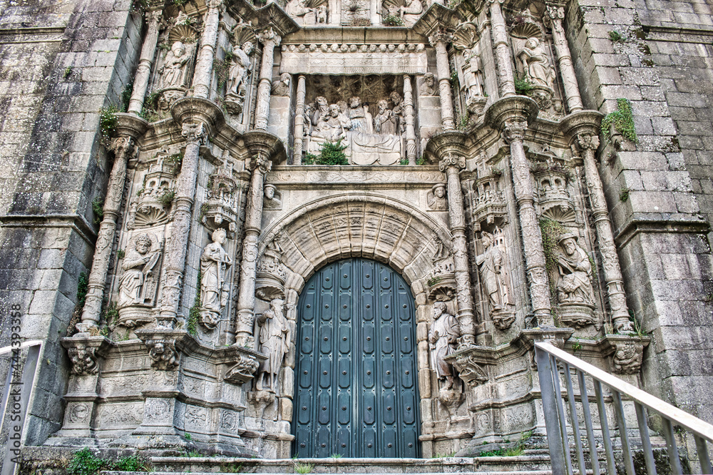 Primer plano hermosa puerta oeste de la basílica Santa María la Mayor de estilo gótico isabelino y plateresco en Pontevedra, España