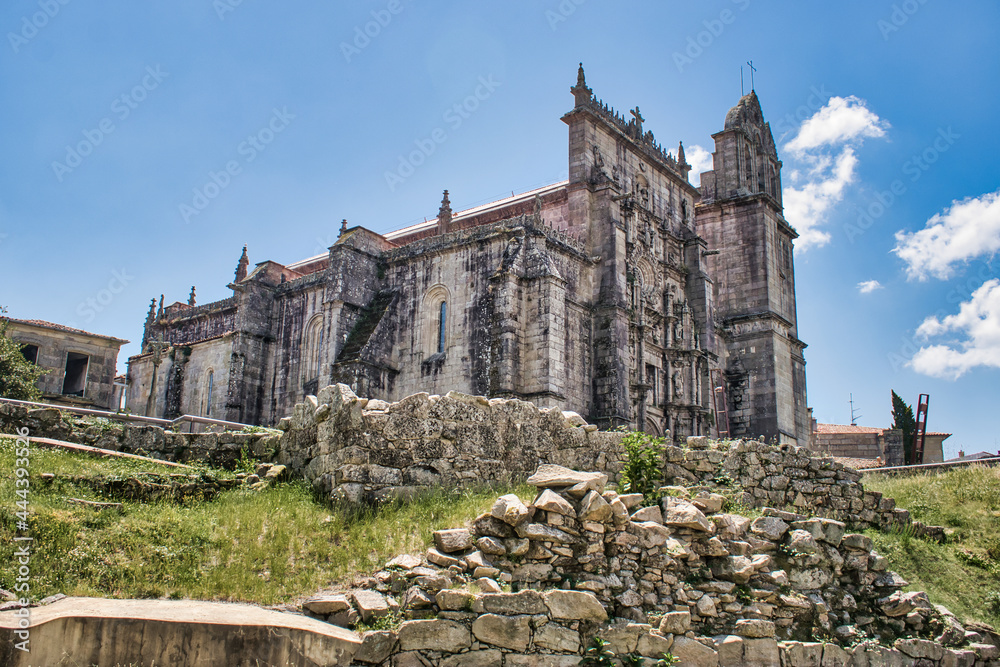 Fototapeta premium Restos en ruina de antigua muralla romana y basílica de Santa María la Mayor de estilo gótico isabelino y plateresco en Pontevedra, España