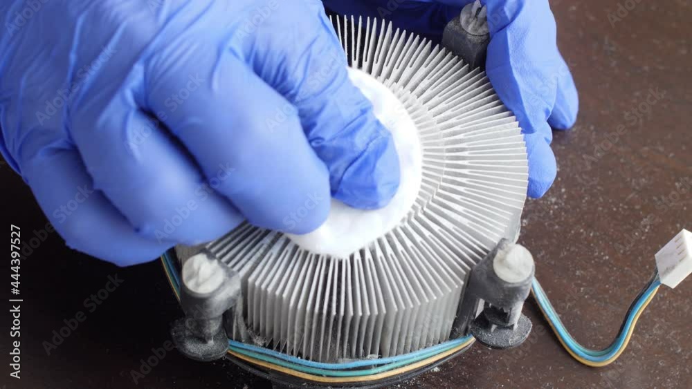 Video „Electronics repair technician carefully cleans the aluminum