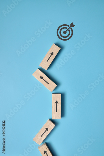 Cuadro en lienzo A lot of arrows are moving towards the goal