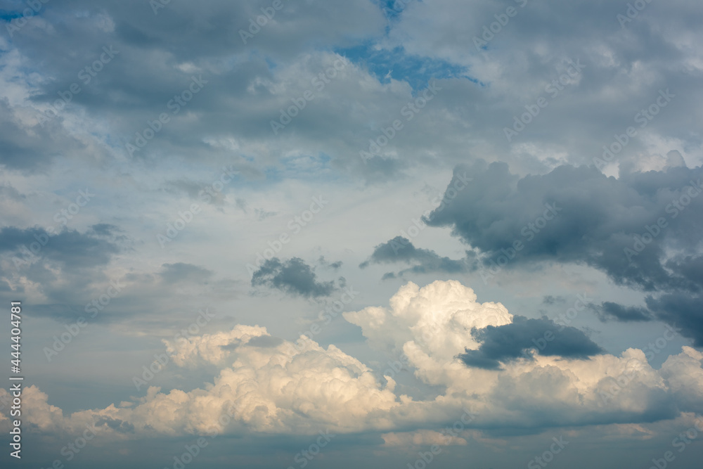 Fototapeta premium 白い雲、黒い雲、青空、色々混じり合った不思議な空
