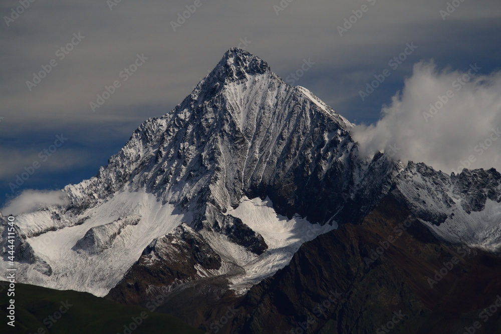 Obraz premium Caucasus, Ossetia. Alagir gorge. Vershchina Tepli after the first snowfall. 