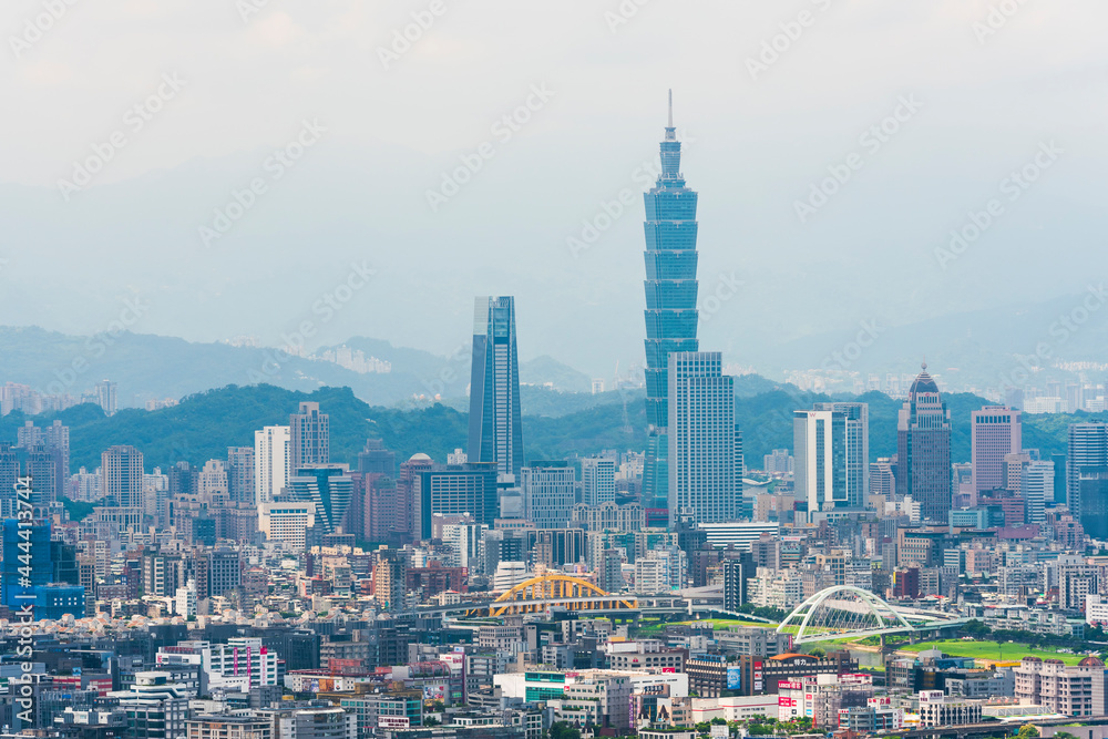 Fototapeta premium Overlooking view of the modern urban landscape of the Taipei area in Taiwan.