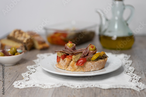 Pincho, tostada con escalibada y anchoa