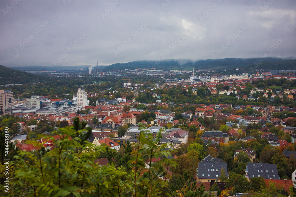 Blick auf die Innenstadt von Jena und das Saale Tal, Thüringen, Deutschland