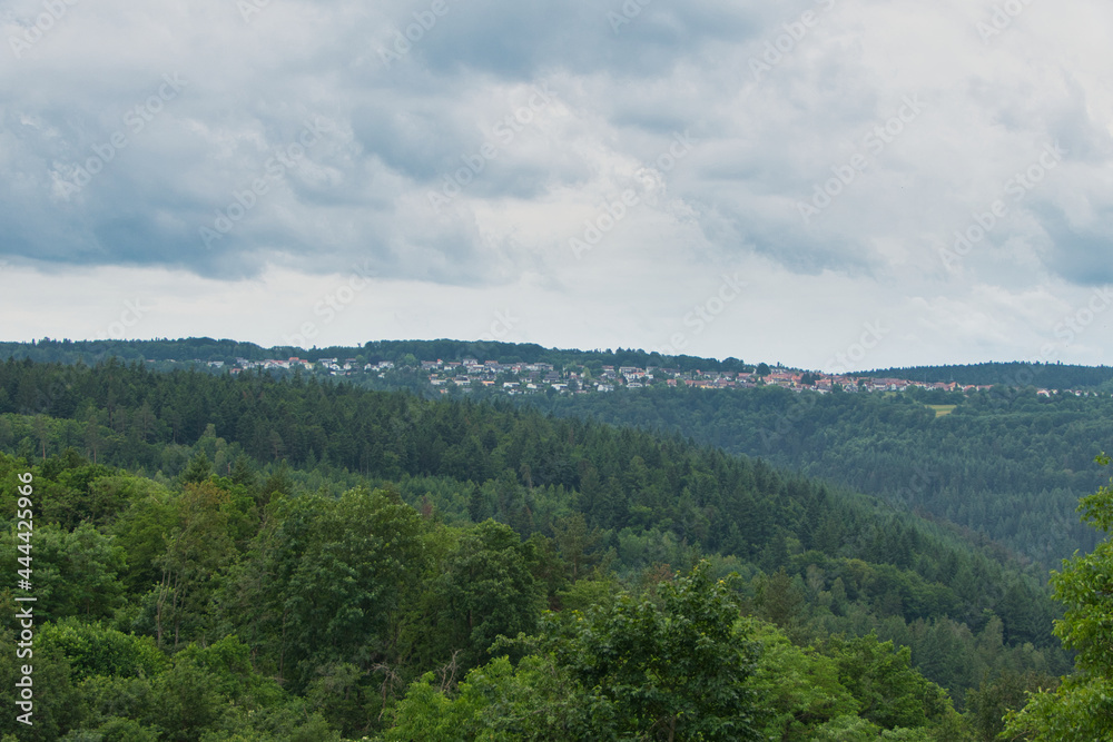 Teleaufnahme des Ortes Grunbach in Baden-Wuerttemberg, Deutschland, aufgenommen vom Pforzheimer Stadtteil Huchenfeld