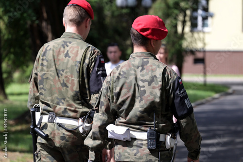 Żandarmeria wojskowa na promocji na stopień oficerski w wojsku polskim akademia wojsk lądowych wrocław.