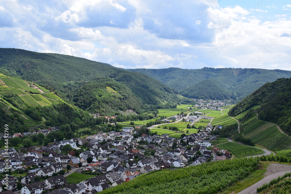 Dernau an der Ahr von oben, eine Woche vor der Flut