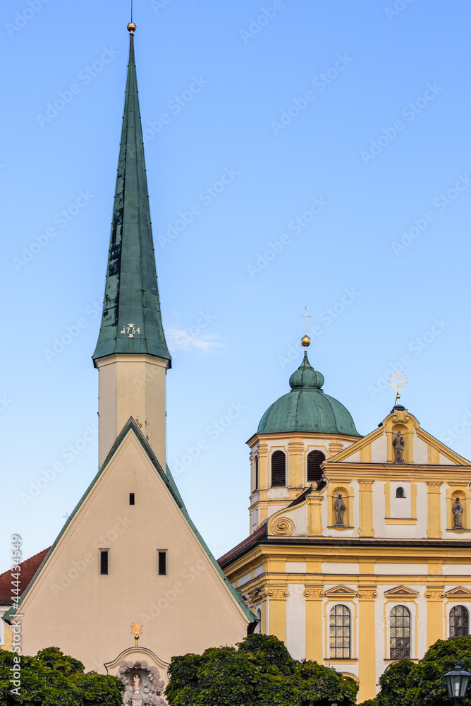 Obraz premium Gnadenkapelle und Kapuzinerkloster, St. Magdalena, Altötting, Im Sommer am Abend, Aufsicht