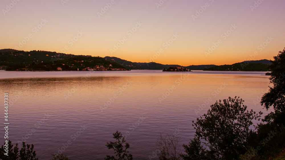 Lago D'Orta fotografato al tramonto da Pella (NO), Piemonte, Italia.