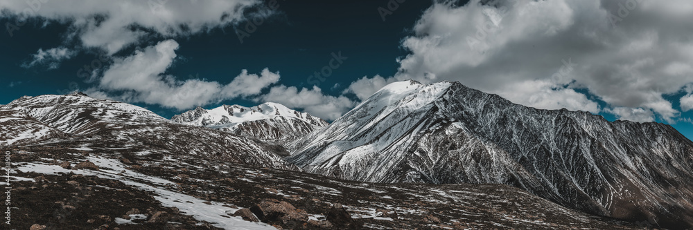 Obraz premium snow covered mountains