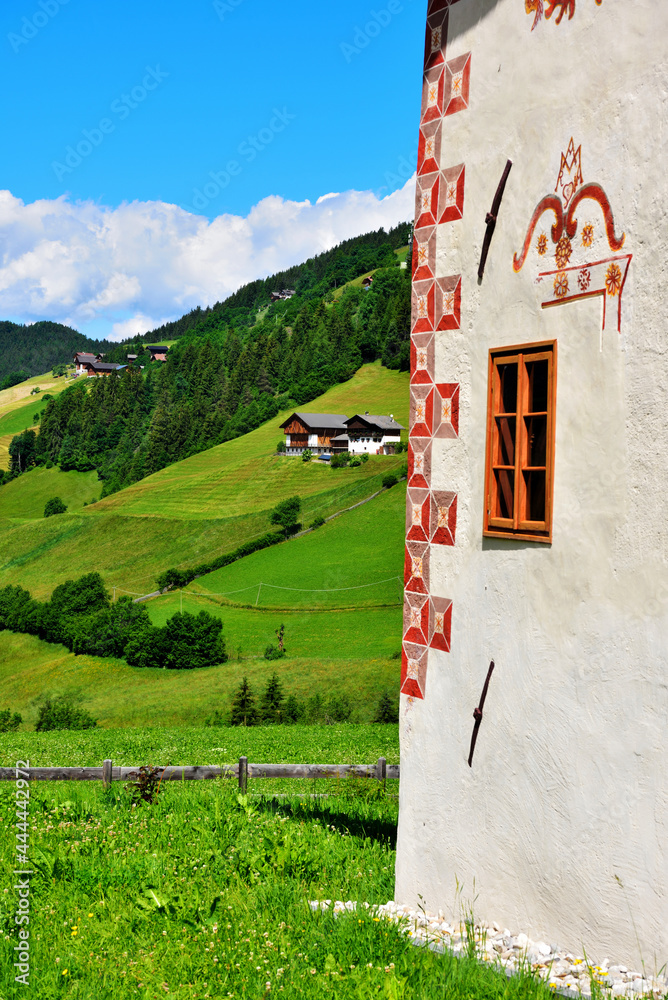 Φωτογραφία characteristic historic house in st maddalena in val di funes south tyrol italy