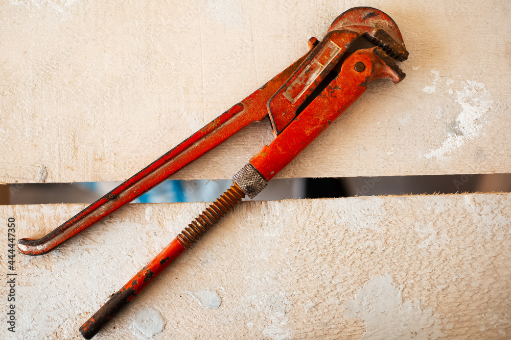Φωτογραφία Close-up of adjustable gas wrenches of red color on wooden table.