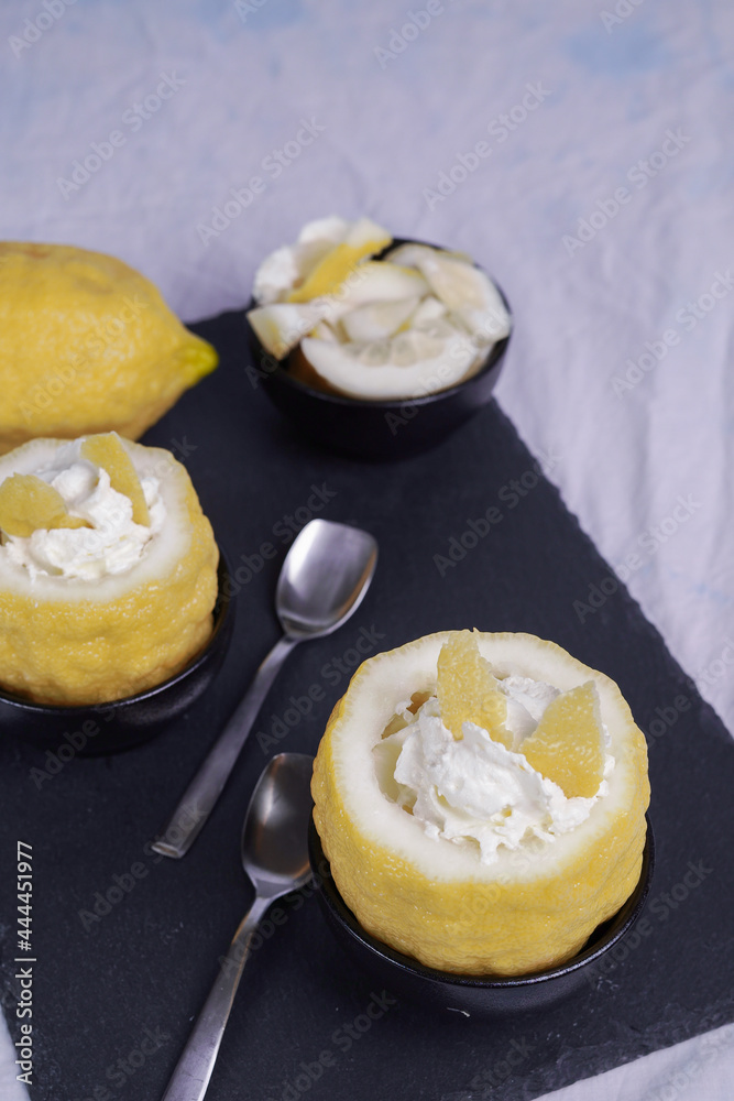 Limoni ripieni di panna guarniti con scorzette
Limoni ripieni di panna guarniti con scorzette