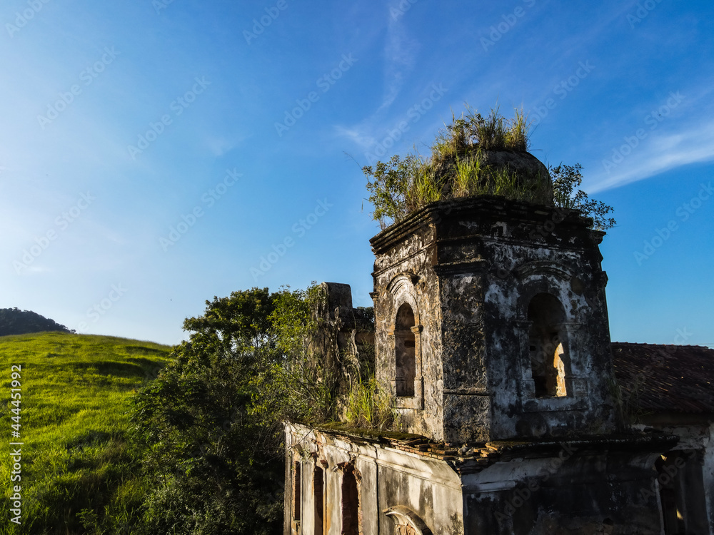 Obraz premium Ruínas de uma antiga igreja no entardecer em Viana Espírito Santo.