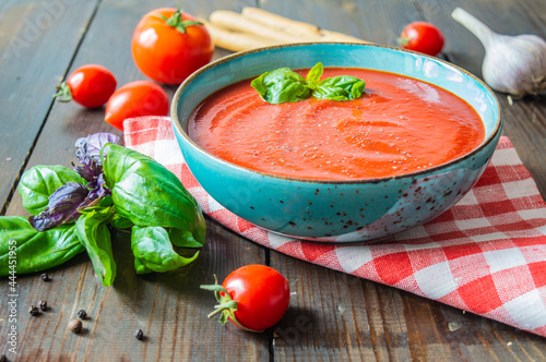 easy tomato soup with garlic, basil and black pepper