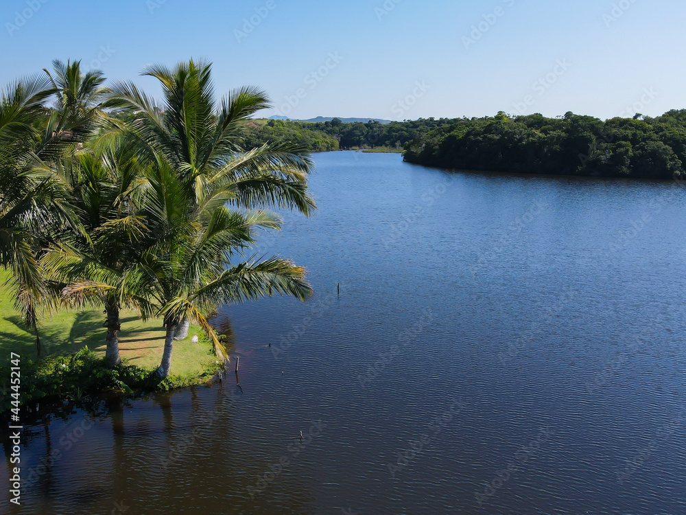 Imagem aérea de praia e lagos na Enseada Azul em Guarapari no Espírito Santo. Praia tropical em um dia ensolarado.