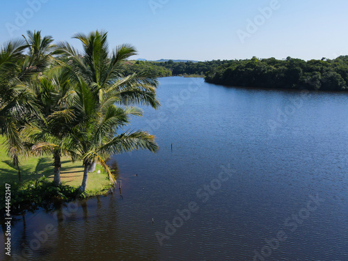 Imagem a  rea de praia e lagos na Enseada Azul em Guarapari no Esp  rito Santo. Praia tropical em um dia ensolarado.