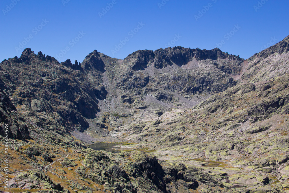 Obraz premium Alpine mountain landscape with lake.