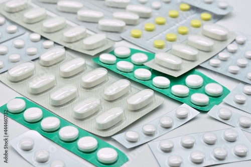 Varias tabletas de pastillas amontonadas 