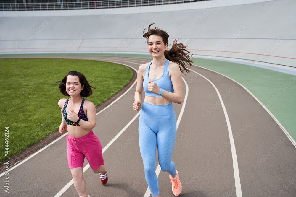 Obraz premium Midget woman running on the stadium with her best friend