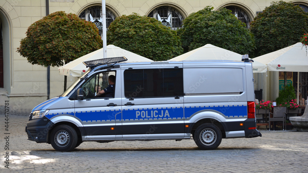 Policjanci na zabezpieczeniu zgromadzenia LGBT we Wrocław rynek.  - obrazy, fototapety, plakaty 