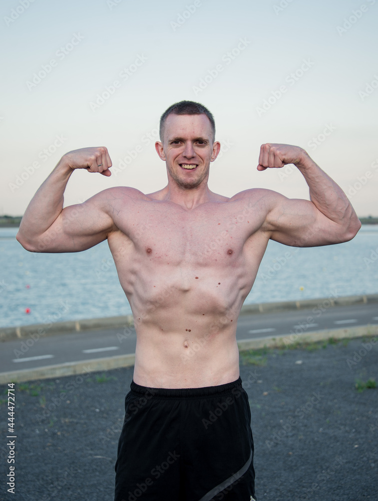 Obraz premium muscle man at outdoor 