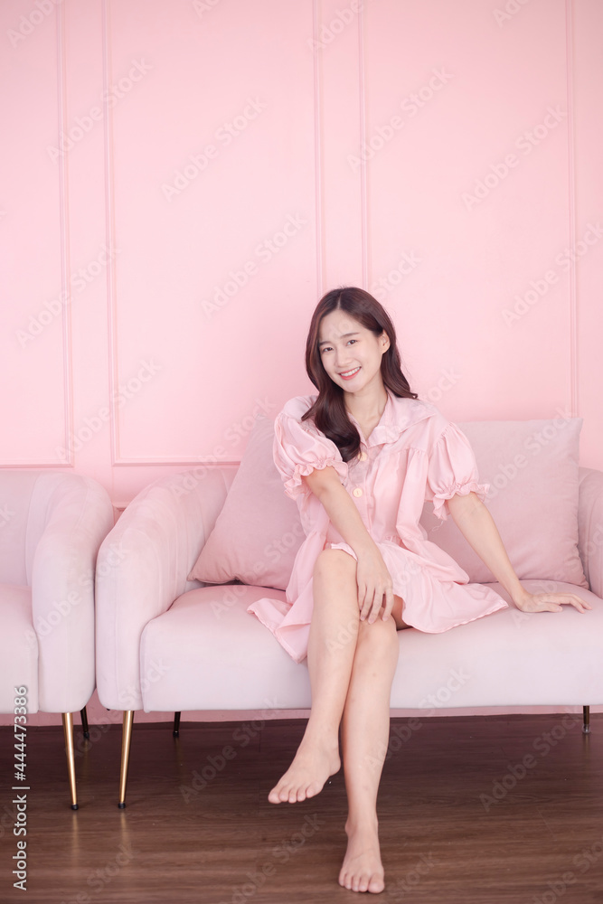 Obraz premium housewife relaxing feels satisfied accomplish chores housework concept