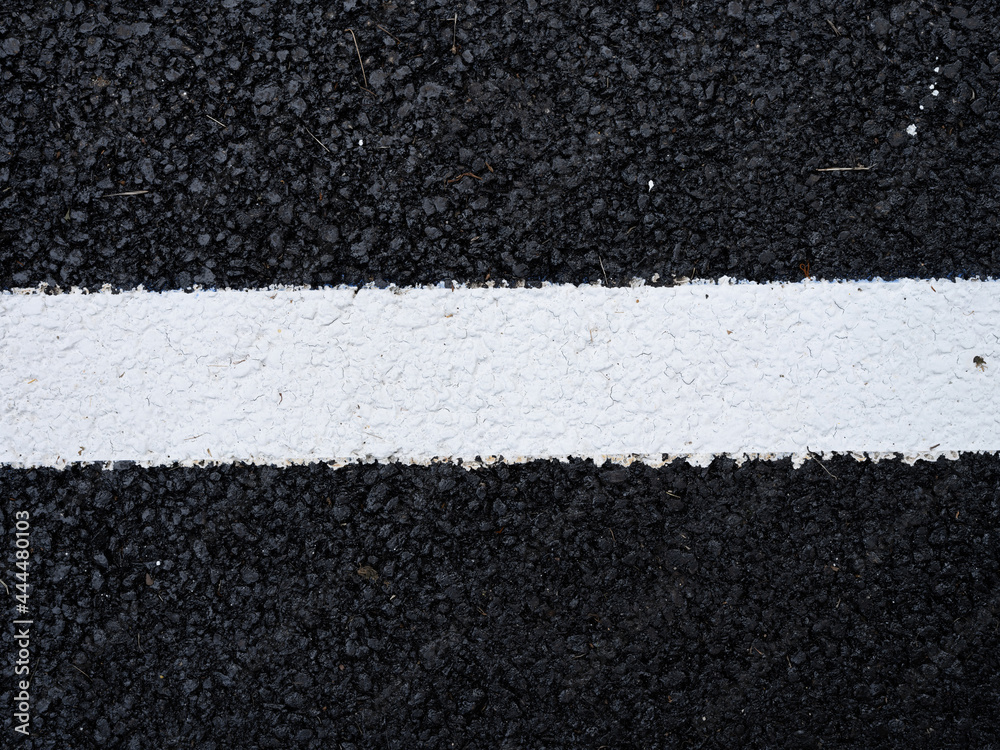 custom made wallpaper toronto digitalune ligne blanche sur une route goudronnée