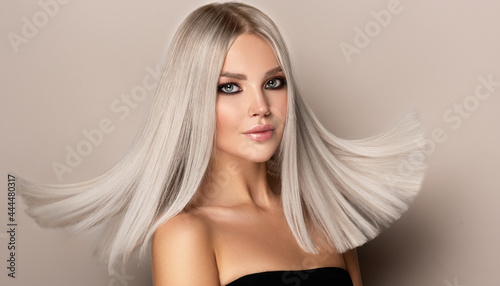 Fotografia Beautiful girl with hair coloring in ultra blond