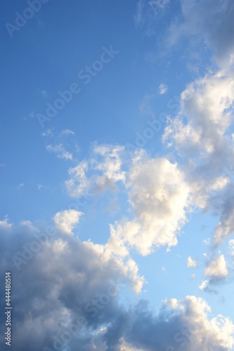 Wallpaper Mural Blauer Himmel mit vielen Wolken in weiß und Grau, Sommerhimmel, Wetter, Wetterumschwung, wechselhaftes Wetter, Banner und Hintergrund Torontodigital.ca