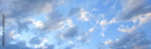 Wolkenhimmel, Sommerhimmel mit weißen und grauen Wolken im Sonnenlicht, Wetterumschwung © Zeitgugga6897