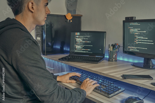 Programador escribiendo un código informático en su oficina por la noche