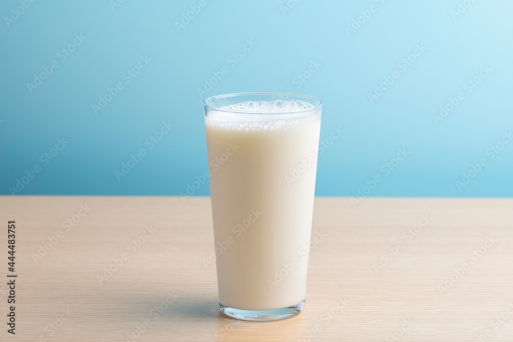 コップに牛乳を注ぐ コップに牛乳を注ぐ