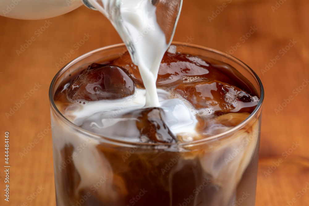 アイスコーヒーにミルクをいれる Foto De Stock Adobe Stock
