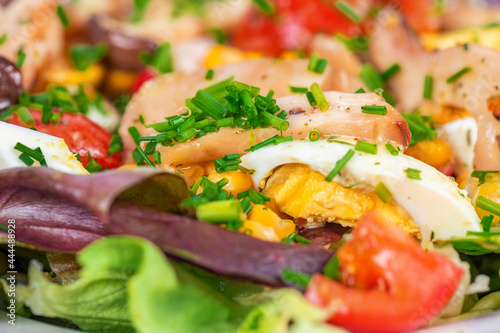 Leckerer vegetarischer und gesunder Salat mit Tomaten, Eiern, Champignons und Mais