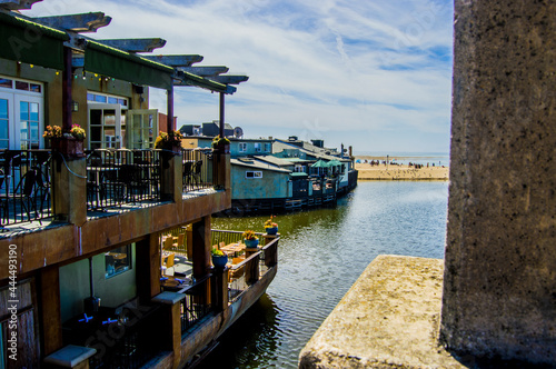 Wallpaper Mural Floating on the water Torontodigital.ca