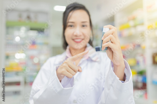 Canvas Print light and blur people, asian female pharmacist explain about how to use inhaler