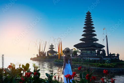 Canvas Print Woman traveler at Pura Ulun Danu Beratan Bedugul temple on a lake in Bali, Indon