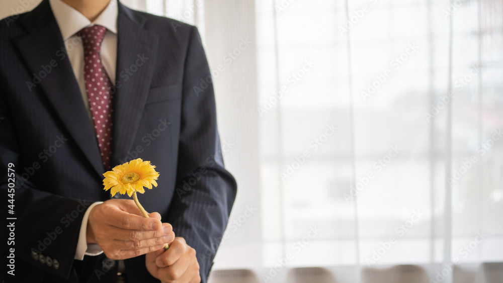 一輪の花を差し出す男性 花をプレゼントする スーツ姿のビジネスマン Stock Foto Adobe Stock