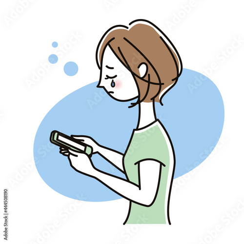スマホを見て悲しむ女性