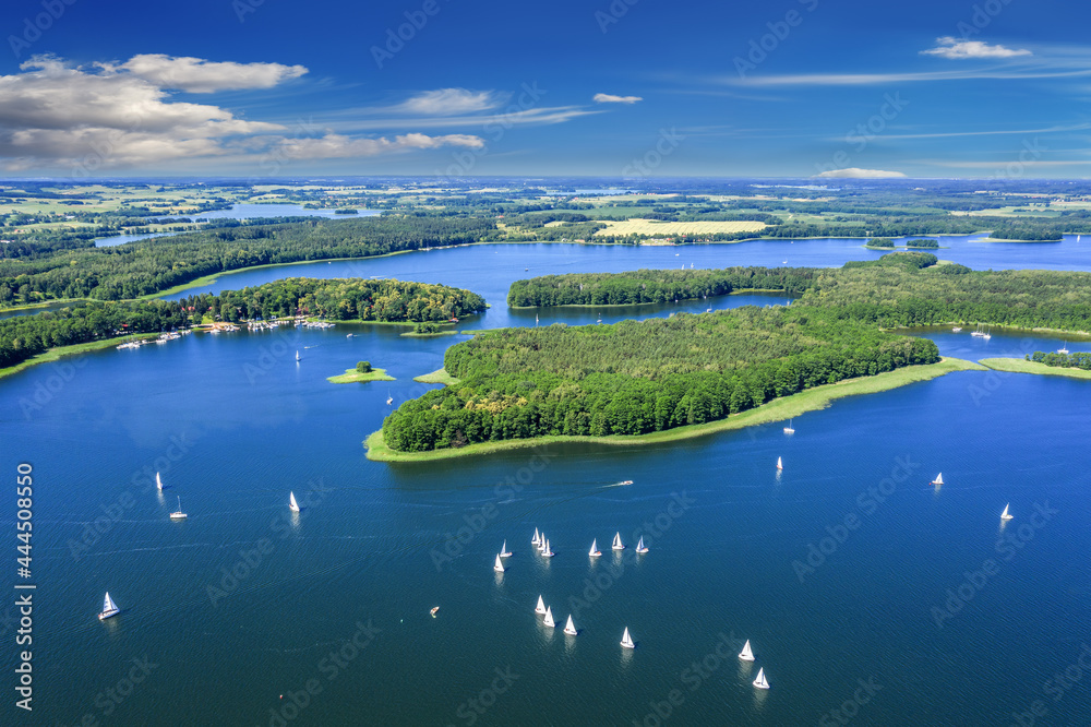 Mazury-kraina tysiąca jezior w północno-wschodniej Polsce	