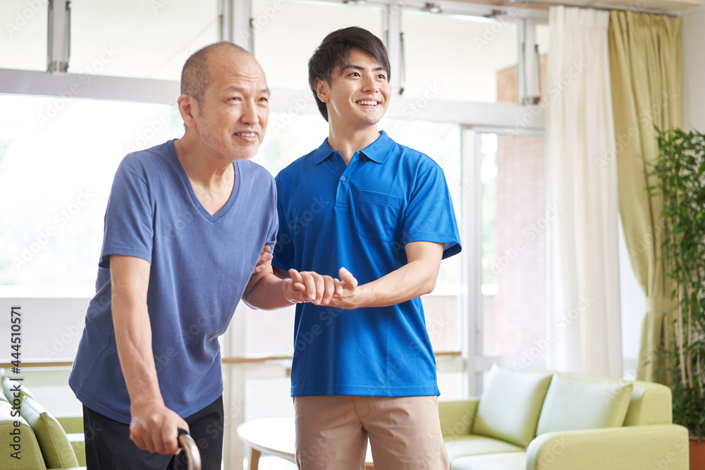 Obraz premium 高齢者の歩行介助をする介護士