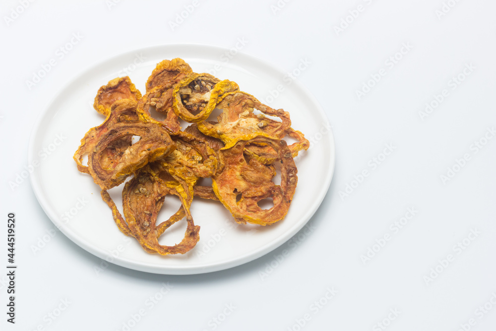 Aperitivo de tomates ecológicos crujiente sobre fondo blanco Aperitivo de tomates ecológicos crujiente sobre fondo blanco