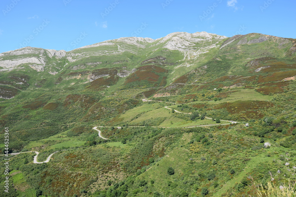 Vista del Valle de Saliencia y últimos kilómetros de ascensión al Alto de la Farrapona, Asturias, España