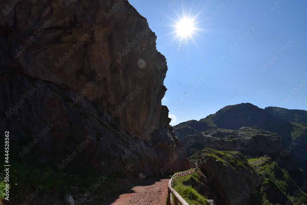 vista del camino a los lagos de Saliencia, Asturias, España, en un día soleado