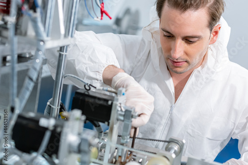 Εκτύπωση καμβά man technician wear uniform repairing machine manufacture medical mask