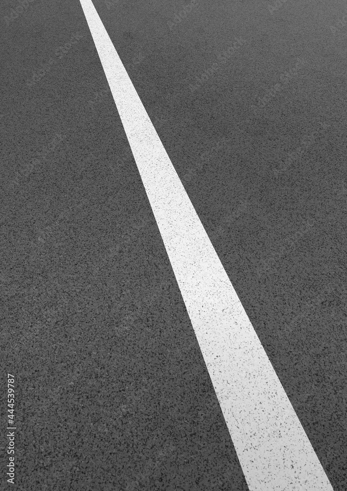 白い線のある車道のイラスト